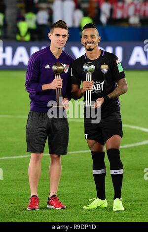 Abu Dhabi, Emirats Arabes Unis. Dec 22, 2018. Silver Ball vainqueur Caio Lucas Fernandes (R) d'Al Ain et Bronze ball vainqueur Rafael Santos Borre de River Plate posent pour une photo avec leurs prix après la fin de la finale de la Coupe du Monde des Clubs de la FIFA match de football entre l'Espagne et du Real Madrid FC Al Ain ÉMIRATS ARABES UNIS au Zayed Sports City Stadium. Credit : Mohamed Flis/dpa/Alamy Live News Banque D'Images