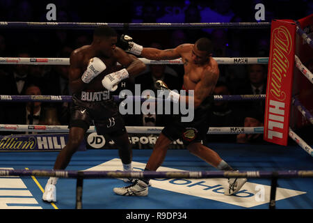 Londres, Royaume-Uni. Dec 22, 2018. L'argent et le WBC International WOB Heavyweight Championship Boxing, Dillian Dereck Chisora Whyte versus ; Undercard lutte montre que Josué Buatsi cause des Renold Quinlan au premier tour avec un crochet gauche : Action Crédit Plus Sport Images/Alamy Live News Banque D'Images