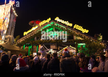 London, UK.22 décembre , 2018 Les foules au pays merveilleux de l'hiver noël dans Hyde Park Londres Centre. l'hiver qu'une variété de différentes attractions. y compris un 'village bavarois". Andrew Steven Graham/Alamy Live News Banque D'Images