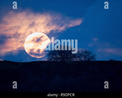 Wirksworth, UK. Dec 22, 2018. Météo France : Solstice d'hiver Pleine Lune passant entre les nuages sur la lande de Cromford, Bolehill prises à partir de l'StarDisc au-dessus de Wirksworth dans le Derbyshire Dales De : Doug Blane/Alamy Live News Banque D'Images