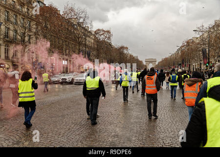 Paris, France. Dec 22, 2018. Le jaune d'investir les Champs-Élysées et la Place Charles De Gaulle le 22 décembre 2018 à Paris, France. Credit : Bernard Menigault/Alamy Live News Banque D'Images