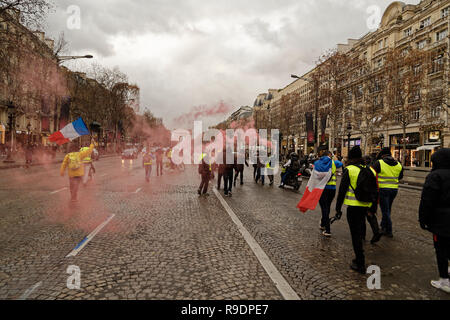 Paris, France. Dec 22, 2018. Le jaune d'investir les Champs-Élysées et la Place Charles De Gaulle le 22 décembre 2018 à Paris, France. Credit : Bernard Menigault/Alamy Live News Banque D'Images