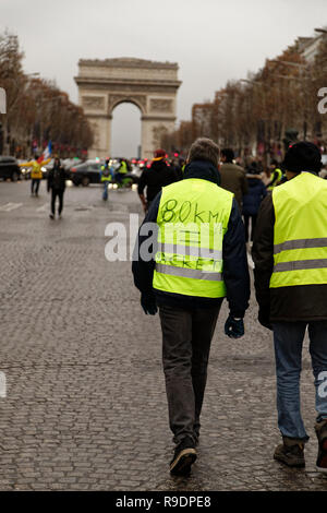 Paris, France. Dec 22, 2018. Le jaune d'investir les Champs-Élysées et la Place Charles De Gaulle le 22 décembre 2018 à Paris, France. Credit : Bernard Menigault/Alamy Live News Banque D'Images