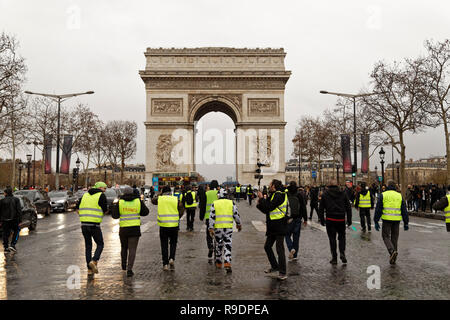 Paris, France. Dec 22, 2018. Le jaune d'investir les Champs-Élysées et la Place Charles De Gaulle le 22 décembre 2018 à Paris, France. Credit : Bernard Menigault/Alamy Live News Banque D'Images