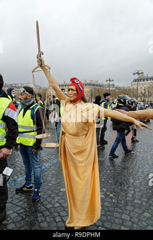 Paris, France. Dec 22, 2018. Le jaune d'investir les Champs-Élysées et la Place Charles De Gaulle le 22 décembre 2018 à Paris, France. Credit : Bernard Menigault/Alamy Live News Banque D'Images
