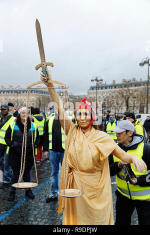 Paris, France. Dec 22, 2018. Le jaune d'investir les Champs-Élysées et la Place Charles De Gaulle le 22 décembre 2018 à Paris, France. Credit : Bernard Menigault/Alamy Live News Banque D'Images