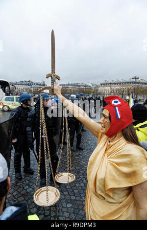 Paris, France. Dec 22, 2018. Le jaune d'investir les Champs-Élysées et la Place Charles De Gaulle le 22 décembre 2018 à Paris, France. Credit : Bernard Menigault/Alamy Live News Banque D'Images
