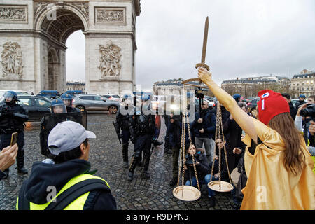 Paris, France. Dec 22, 2018. Le jaune d'investir les Champs-Élysées et la Place Charles De Gaulle le 22 décembre 2018 à Paris, France. Credit : Bernard Menigault/Alamy Live News Banque D'Images