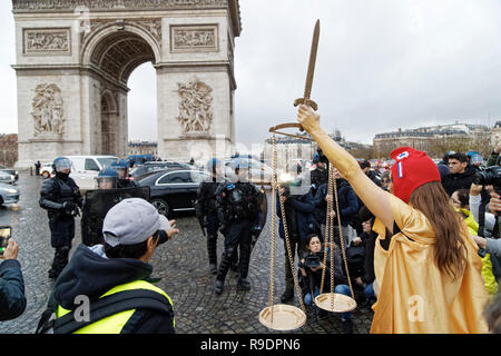 Paris, France. Dec 22, 2018. Le jaune d'investir les Champs-Élysées et la Place Charles De Gaulle le 22 décembre 2018 à Paris, France. Credit : Bernard Menigault/Alamy Live News Banque D'Images