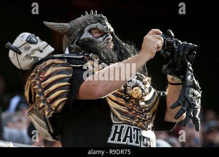 Oakland, Californie, USA. 28 août, 2010. Raider photographies ventilateur son équipe le samedi 28 août 2010, à Oakland-Alameda County Coliseum à Oakland, Californie. Les raiders défait les 49ers dans un match pré-saison 28-24. Crédit : Al Golub/ZUMA/Alamy Fil Live News Banque D'Images