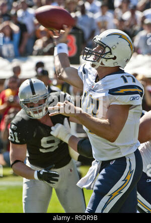 Oakland, Californie, USA. 10 Oct, 2010. San Diego Chargers quart-arrière Philip Rivers # 17 passant au cours du jeu le dimanche, 10 octobre 2010, à Oakland-Alameda County Coliseum à Oakland, Californie. Les raiders défait les Chargers 35-27. Crédit : Al Golub/ZUMA/Alamy Fil Live News Banque D'Images