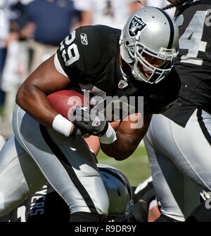 Oakland, Californie, USA. 10 Oct, 2010. Oakland Raiders running back Michael Bush # 29 balle se déplace vers le bas sur le terrain Dimanche, 10 octobre 2010, à Oakland-Alameda County Coliseum à Oakland, Californie. Les raiders défait les Chargers 35-27. Crédit : Al Golub/ZUMA/Alamy Fil Live News Banque D'Images