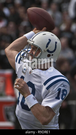 Oakland, Californie, USA. 26 déc, 2010. Indianapolis Colts quarterback Peyton Manning # 18 le dimanche, Décembre 26, 2010, au Oakland-Alameda County Coliseum, Oakland, Californie. Les Colts défait les Raiders 31-26. Crédit : Al Golub/ZUMA/Alamy Fil Live News Banque D'Images