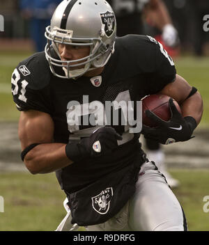 Oakland, Californie, USA. 26 déc, 2010. Oakland Raiders Chaz Schilens wide receiver # 81 fonctionne avec col après avoir passer le dimanche, Décembre 26, 2010, au Oakland-Alameda County Coliseum, Oakland, Californie. Les Colts défait les Raiders 31-26. Crédit : Al Golub/ZUMA/Alamy Fil Live News Banque D'Images