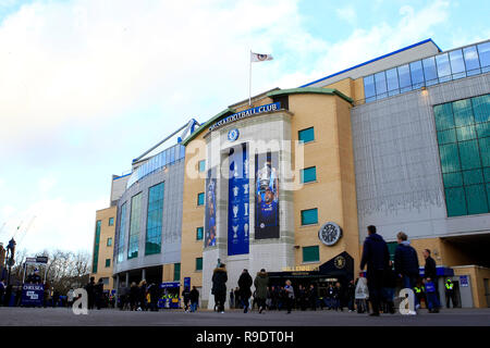 Londres, Royaume-Uni. Dec 22, 2018. d'un point de vue général à l'extérieur du stade avant le coup d'envoi. Premier League, Chelsea v Leicester City à Stamford Bridge à Londres le samedi 22 décembre 2018. Cette image ne peut être utilisé qu'à des fins rédactionnelles. Usage éditorial uniquement, licence requise pour un usage commercial. Aucune utilisation de pari, de jeux ou d'un seul club/ligue/dvd publications. pic par Steffan Bowen/ Crédit : Andrew Orchard la photographie de sport/Alamy Live News Banque D'Images