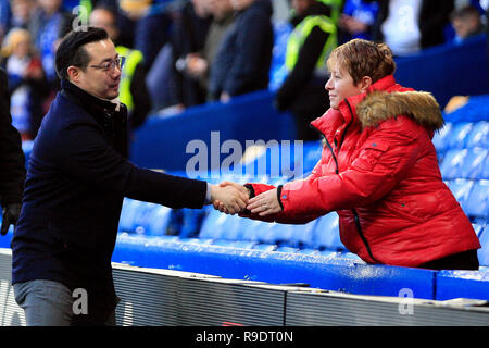 Londres, Royaume-Uni. Dec 22, 2018. Srivaddhanaprabha Aiyawatt propriétaire de Leicester City (L), serre la main d'un ventilateur. Premier League, Chelsea v Leicester City à Stamford Bridge à Londres le samedi 22 décembre 2018. Cette image ne peut être utilisé qu'à des fins rédactionnelles. Usage éditorial uniquement, licence requise pour un usage commercial. Aucune utilisation de pari, de jeux ou d'un seul club/ligue/dvd publications. pic par Steffan Bowen/ Crédit : Andrew Orchard la photographie de sport/Alamy Live News Banque D'Images