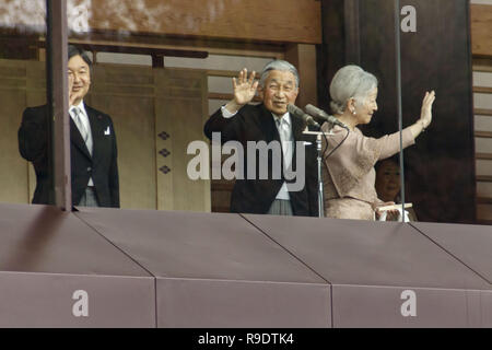 Tokyo, Japon. Dec 23, 2018. L'empereur Akihito du Japon (C) accompagné de son épouse l'Impératrice Michiko et son fils le Prince héritier Naruhito (L), vague de sympathisants lors de son 85e anniversaire de l'Impérial Palace. Les gens se rassemblent pour célébrer l'anniversaire d'Akihito au palais impérial, sa dernière dans ses 30 années de règne. Akihito est situé à abdiquer le 30 avril prochain, pour être remplacé par son fils aîné, le Prince héritier Naruhito, le 1 mai. Credit : Rodrigo Reyes Marin/ZUMA/Alamy Fil Live News Banque D'Images
