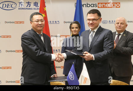 (181223) -- KIEV, 23 décembre 2018 (Xinhua) -- Luo Zhigang (L), président de la société chinoise Dongfang Electric International Corporation (DEIC), serre la main avec Eduard Bondarenko, directeur général de l'Donbasenergo, lors d'une cérémonie de signature de l'entente à Kiev, Ukraine, le 20 décembre, 2018. Entreprise chinoise DEIC et compagnie ukrainienne Donbasenergo le jeudi ont signé un accord sur la reconstruction d'une unité de puissance à Sloviansk centrale thermique (PPT) dans l'Est de l'Ukraine. L'accord prévoit que les deux entreprises vont diviser l'unité de production d'énergie no 6 à Sloviansk PPT en deux le SEPA Banque D'Images