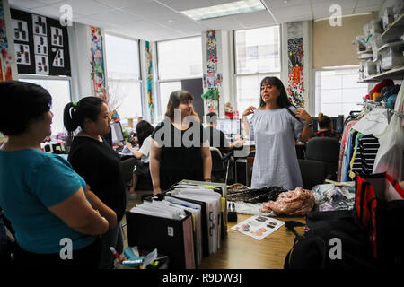 New York, USA. 31 juillet, 2018. Les membres du personnel de discuter de la conception de Lisa vêtements International Company à New York, États-Unis, 31 juillet 2018. Credit : Wang Ying/Xinhua/Alamy Live News Banque D'Images