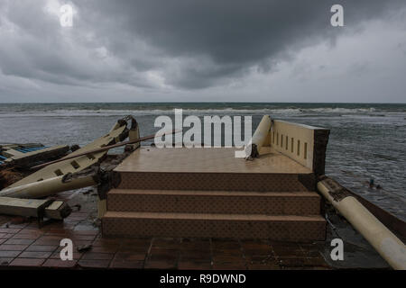 Pandeglang, Indonésie. Dec 23, 2018. Une villa est endommagé après un tsunami a frappé dans le détroit de Sunda Pandeglang, province de Banten, en Indonésie, le 23 décembre 2018. Le total des victimes d'un tsunami provoqué par l'éruption du volcan Krakatau Enfant a augmenté à 168 personnes dans les régions côtières du détroit de la sonde de l'ouest de l'Indonésie, la fonctionnaire de l'agence dit ici le dimanche. La catastrophe a tué au moins 168 personnes, en ont blessé au moins 745, et s'est effondré un total de 430 maisons et neuf hôtels, et a causé des dommages à des dizaines de navires. Sanovri Crédit : Veri/Xinhua/Alamy Live News Banque D'Images