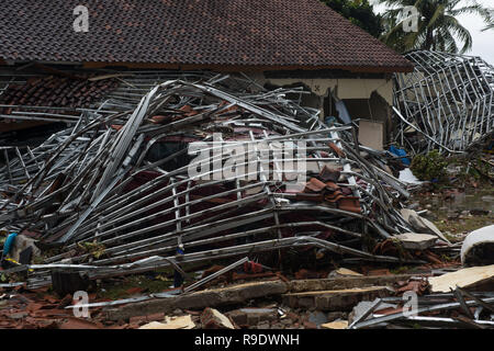 Pandeglang, Indonésie. Dec 23, 2018. Une voiture est enterré à débris après un tsunami a frappé dans le détroit de Sunda Pandeglang, province de Banten, en Indonésie, le 23 décembre 2018. Le total des victimes d'un tsunami provoqué par l'éruption du volcan Krakatau Enfant a augmenté à 168 personnes dans les régions côtières du détroit de la sonde de l'ouest de l'Indonésie, la fonctionnaire de l'agence dit ici le dimanche. La catastrophe a tué au moins 168 personnes, en ont blessé au moins 745, et s'est effondré un total de 430 maisons et neuf hôtels, et a causé des dommages à des dizaines de navires. Sanovri Crédit : Veri/Xinhua/Alamy Live News Banque D'Images