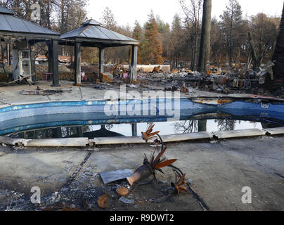 Paradis, USA. Dec 19, 2018. La piscine de l'incendié trailer park. Le 'camp' feu dévastateur au Paradis a presque complètement détruit la ville dans le Nord de la Californie. Six semaines après la flamme inferno, l'état d'urgence prévaut encore. (Dpa 'traverse, cendres et de l'espoir - Paradise n'abandonne pas Feuerinferno' après du 23.12.2018) Crédit : Barbara Munker/dpa/Alamy Live News Banque D'Images