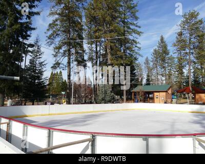 Paradis, USA. Dec 19, 2018. Une petite patinoire à être ouvert à Noël dans un parc au centre du village qui n'a pas été détruit. (Dpa 'traverse, cendres et de l'espoir - Paradise n'abandonne pas Feuerinferno' après du 23.12.2018) Crédit : Barbara Munker/dpa/Alamy Live News Banque D'Images