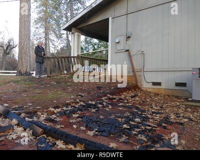 Paradis, USA. Dec 19, 2018. Pat Mortensen est debout devant sa maison, qui est l'une des rares maisons qui n'ont pas brûlées. La maison de sa fille brûlée à proximité. Six semaines après la flamme inferno, l'état d'urgence prévaut encore. (Dpa 'traverse, cendres et de l'espoir - Paradise n'abandonne pas Feuerinferno' après du 23.12.2018) Crédit : Barbara Munker/dpa/Alamy Live News Banque D'Images