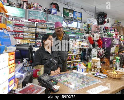 Paradis, USA. Dec 19, 2018. Les opérateurs indiens d'une épicerie et une station d'essence ont rouvert la boutique - l'un des premiers magasins ouverts dans le paradis. (Dpa 'traverse, cendres et de l'espoir - Paradise n'abandonne pas Feuerinferno' après du 23.12.2018) Crédit : Barbara Munker/dpa/Alamy Live News Banque D'Images