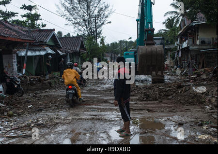 Pandeglang, Indonésie. Dec 23, 2018. Un excavateur nettoie route de débris après un tsunami a frappé dans le détroit de Sunda Pandeglang, province de Banten, en Indonésie, le 23 décembre 2018. Le total des victimes d'un tsunami provoqué par l'éruption du volcan Krakatau Enfant a augmenté à 168 personnes dans les régions côtières du détroit de la sonde de l'ouest de l'Indonésie, la fonctionnaire de l'agence dit ici le dimanche. La catastrophe a tué au moins 168 personnes, en ont blessé au moins 745, et s'est effondré un total de 430 maisons et neuf hôtels, et a causé des dommages à des dizaines de navires. Sanovri Crédit : Veri/Xinhua/Alamy Live News Banque D'Images