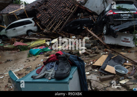 Pandeglang, Indonésie. Dec 23, 2018. Des vêtements et des chaussures sont considérés parmi les débris après un tsunami a frappé dans le détroit de Sunda Pandeglang, province de Banten, en Indonésie, le 23 décembre 2018. Le total des victimes d'un tsunami provoqué par l'éruption du volcan Krakatau Enfant a augmenté à 168 personnes dans les régions côtières du détroit de la sonde de l'ouest de l'Indonésie, la fonctionnaire de l'agence dit ici le dimanche. La catastrophe a tué au moins 168 personnes, en ont blessé au moins 745, et s'est effondré un total de 430 maisons et neuf hôtels, et a causé des dommages à des dizaines de navires. Sanovri Crédit : Veri/Xinhua/Alamy Live News Banque D'Images