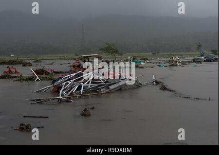 Pandeglang, Indonésie. Dec 23, 2018. Les voitures et les tracteurs sont considérées parmi les débris après un tsunami a frappé dans le détroit de Sunda Pandeglang, province de Banten, en Indonésie, le 23 décembre 2018. Le total des victimes d'un tsunami provoqué par l'éruption du volcan Krakatau Enfant a augmenté à 168 personnes dans les régions côtières du détroit de la sonde de l'ouest de l'Indonésie, la fonctionnaire de l'agence dit ici le dimanche. La catastrophe a tué au moins 168 personnes, en ont blessé au moins 745, et s'est effondré un total de 430 maisons et neuf hôtels, et a causé des dommages à des dizaines de navires. Sanovri Crédit : Veri/Xinhua/Alamy Live News Banque D'Images