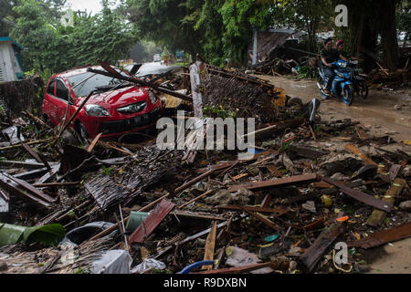 Pandeglang, Indonésie. Dec 23, 2018. Une voiture est enterré parmi les débris après un tsunami a frappé dans le détroit de Sunda Pandeglang, province de Banten, en Indonésie, le 23 décembre 2018. Le total des victimes d'un tsunami provoqué par l'éruption du volcan Krakatau Enfant a augmenté à 168 personnes dans les régions côtières du détroit de la sonde de l'ouest de l'Indonésie, la fonctionnaire de l'agence dit ici le dimanche. La catastrophe a tué au moins 168 personnes, en ont blessé au moins 745, et s'est effondré un total de 430 maisons et neuf hôtels, et a causé des dommages à des dizaines de navires. Sanovri Crédit : Veri/Xinhua/Alamy Live News Banque D'Images