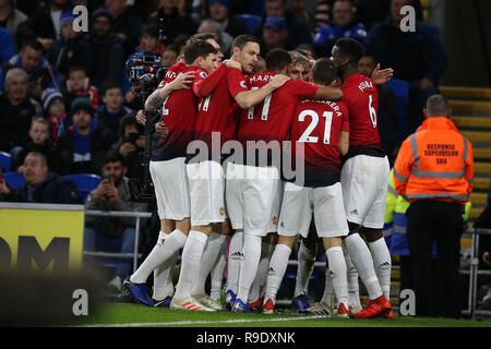 Cardiff, Royaume-Uni. Dec 22, 2018. Les joueurs de Manchester United se blottissent autour de Marcus Rashford (caché) alors qu'ils célèbrent après qu'il marque son 1er des équipes objectif. Premier League match, Cardiff City v Manchester Utd au Cardiff City Stadium le samedi 22 décembre 2018. Cette image ne peut être utilisé qu'à des fins rédactionnelles. Usage éditorial uniquement, licence requise pour un usage commercial. Aucune utilisation de pari, de jeux ou d'un seul club/ligue/dvd publications. Photos par Andrew Andrew/Verger Verger la photographie de sport/Alamy live news Crédit : Andrew Orchard la photographie de sport/Alamy Live News Banque D'Images