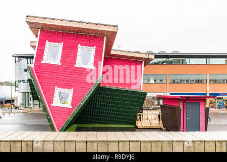 Bournemouth, Royaume-Uni. Dec 23, 2018. La maison dans la région de Bournemouth Triangle attire des clients juste avant Noël. Les visiteurs peuvent entrer dans l'attraction pour une nouvelle perspective sur le monde. Crédit : Thomas Faull/Alamy Live News Banque D'Images