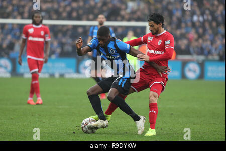 Bruges, Belgique. 23 décembre 2018. Clinton Mata du Club Brugge et Lior Refaelov d'Anvers lutte pour le ballon au cours de la Jupiler Pro League match day 20 entre le Club de Bruges et le Royal Antwerp FC le 23 décembre 2018 à Bruges, Belgique. (Photo de Vincent Van Crédit : Pro Shots/Alamy Live News Banque D'Images