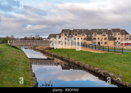 Elgin, UK. Dec 23, 2018. C'est la scène de l'incident de police/scène de crime sur la passerelle qui se pedestrains à partir de la rue King sur la rivière Lossie à cour de la Cathédrale/Newmill Road, Elgin. C'est un passage très populaire du centre-ville à l'Kingsmills et ses environs. Le pont est fermé et gardé par 2 agents de police et de la région n'a sentier cônes avec protection plastique couvrant une petite zone. © Crédit : JASPERIMAGE/Alamy Live News Banque D'Images