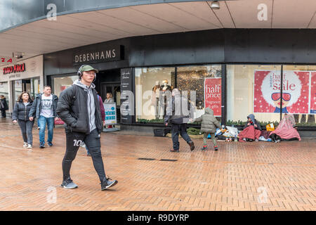 Bournemouth, Royaume-Uni. 23 décembre 2018. Shoppers devant une personne sans-abri dans la rue, dans le centre de Bournemouth. Crédit : Thomas Faull/Alamy Live News Banque D'Images