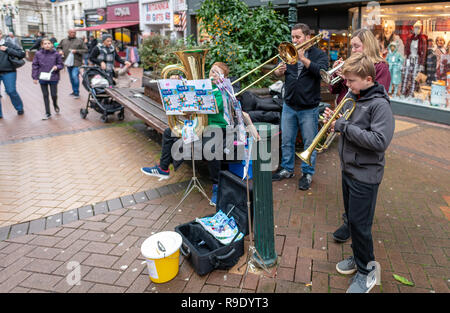 Bournemouth, Royaume-Uni. 23 décembre 2018. Un jeu de la famille des cuivres dans le centre-ville de Bournemouth avant Noël pour la charité. Crédit : Thomas Faull/Alamy Live News Banque D'Images