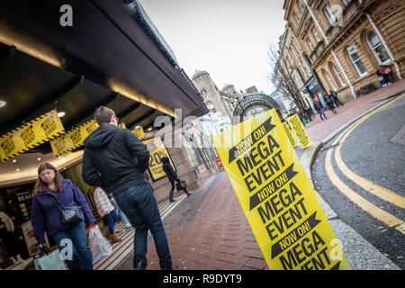 Bournemouth, Royaume-Uni. 23 décembre 2018. Au début des ventes à Bournemouth Beales avant Noël a même déjà arrivé. Crédit : Thomas Faull/Alamy Live News Banque D'Images