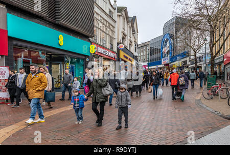 Bournemouth, Royaume-Uni. 23 décembre 2018. Clients dans le centre de Bournemouth pour les achats de Noël de dernière minute. Crédit : Thomas Faull/Alamy Live News Banque D'Images