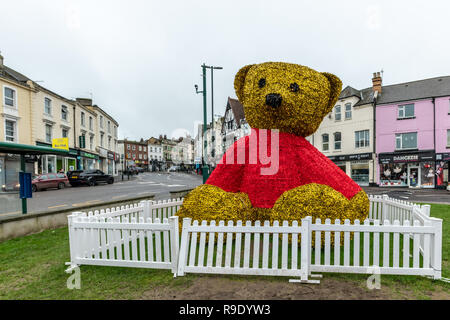 Bournemouth, Royaume-Uni. 23 décembre 2018. Un ours en peluche géant fait de guirlandes dans la zone du Triangle de Bournemouth. Crédit : Thomas Faull/Alamy Live News Banque D'Images