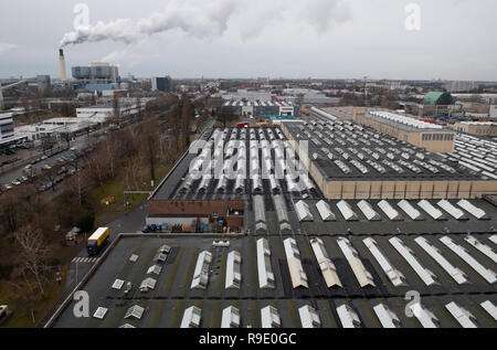 Berlin, Allemagne. Dec 21, 2018. La vapeur d'eau augmente d'une cheminée à Siemensstadt pas loin d'un bâtiment de l'usine Siemens. Crédit : Paul Zinken/dpa/Alamy Live News Banque D'Images