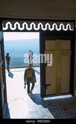 19 décembre 2018, l'Irak, Mossoul : les forces de sécurité kurdes et Peschmerga fighters protéger le monastère de Mor Mattai, monastère de Saint Matthieu, sur la montagne près de Alfaf Dschabal Bartella et Mossoul dans le nord de l'Iraq. Mor Mattai monastère est l'un des plus anciens monastères chrétiens existant dans le monde. Fondée en 363, le monastère est actuellement tenu par l'Église orthodoxe syrienne. Depuis le début de la crise irakienne en 2014, l'État islamique (EST) a menacé le monastère. À seulement quelques kilomètres du monastère s'est la ligne de front, qui a eu lieu contre l'est kurde par Peschmerg Banque D'Images