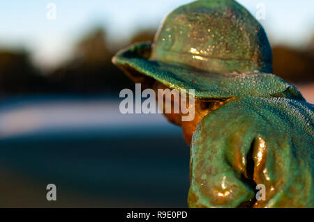 Pinehurst, Caroline du Nord, USA. Dec 23, 2018. 23 décembre 2018 - PINEHURST, Caroline du Nord, USA - Frost fond sur le Putter Boy statue, un symbole iconique de Pinehurst Resort, comme le soleil se lève. La statue a été connu comme 'le cadran solaire Boy' jusqu'aux années 1970, quand 'le Putter Boy' nom compris. Depuis de nombreuses années la statue était assis sur une base de béton entre les deux grand putting green à côté du club house. Il est proposé en 1978 pour le PGA/World Golf Hall of Fame, mais revient à Pinehurst autour de 1990 et est maintenant bien en évidence une fois de plus à l'extérieur du pavillon. (Crédit Image : © Timothy L. Hale/ZUMA Wir Banque D'Images