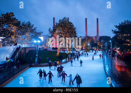 Wolfsburg, Allemagne. Dec 23, 2018. Les quatre tours VW power plant s'allumer comme un calendrier de l'Avent dans les locaux de l'Autostadt de Volkswagen AG à Wolfsburg. Les quatre cheminées sont particulièrement allumé pendant le temps de l'Avent. Crédit : Peter Steffen/dpa/Alamy Live News Banque D'Images