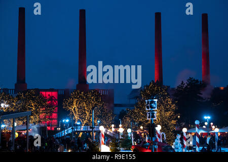 Wolfsburg, Allemagne. Dec 23, 2018. Les quatre tours VW power plant s'allumer comme un calendrier de l'Avent dans les locaux de l'Autostadt de Volkswagen AG à Wolfsburg. Les quatre cheminées sont particulièrement allumé pendant le temps de l'Avent. Crédit : Peter Steffen/dpa/Alamy Live News Banque D'Images