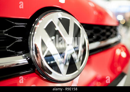 Wolfsburg, Allemagne. Dec 23, 2018. Un logo VW peut être vu sur un véhicule de l'Autostadt de Volkswagen AG à Wolfsburg. Le fabricant de voiture VW a enregistré des anomalies "au cours des inspections internes du nouveau logiciel des gaz d'échappement des véhicules diesel. En conséquence, l'entreprise 'immédiatement' activement a informé le gouvernement fédéral Administration des transports. Crédit : Peter Steffen/dpa/Alamy Live News Banque D'Images