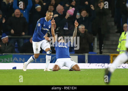 Liverpool, Royaume-Uni. Dec 23, 2018. Theo Walcott de Everton (sur les genoux) célèbre après avoir marqué son 1er but équipes. Premier League, Everton v Tottenham Hotspur à Goodison Park à Liverpool le dimanche 23 décembre 2018. Photos par Chris Stading/Andrew Orchard la photographie de sport/Alamy Live News cette image ne peut être utilisé qu'à des fins rédactionnelles. Usage éditorial uniquement, licence requise pour un usage commercial. Aucune utilisation de pari, de jeux ou d'un seul club/ligue/dvd publications. Crédit : Andrew Orchard la photographie de sport/Alamy Live News Banque D'Images