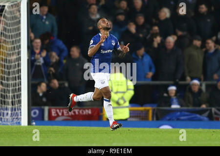 Liverpool, Royaume-Uni. Dec 23, 2018. Theo Walcott de Everton célèbre après avoir marqué son 1er but équipes. Premier League, Everton v Tottenham Hotspur à Goodison Park à Liverpool le dimanche 23 décembre 2018. Photos par Chris Stading/Andrew Orchard la photographie de sport/Alamy Live News cette image ne peut être utilisé qu'à des fins rédactionnelles. Usage éditorial uniquement, licence requise pour un usage commercial. Aucune utilisation de pari, de jeux ou d'un seul club/ligue/dvd publications. Crédit : Andrew Orchard la photographie de sport/Alamy Live News Banque D'Images